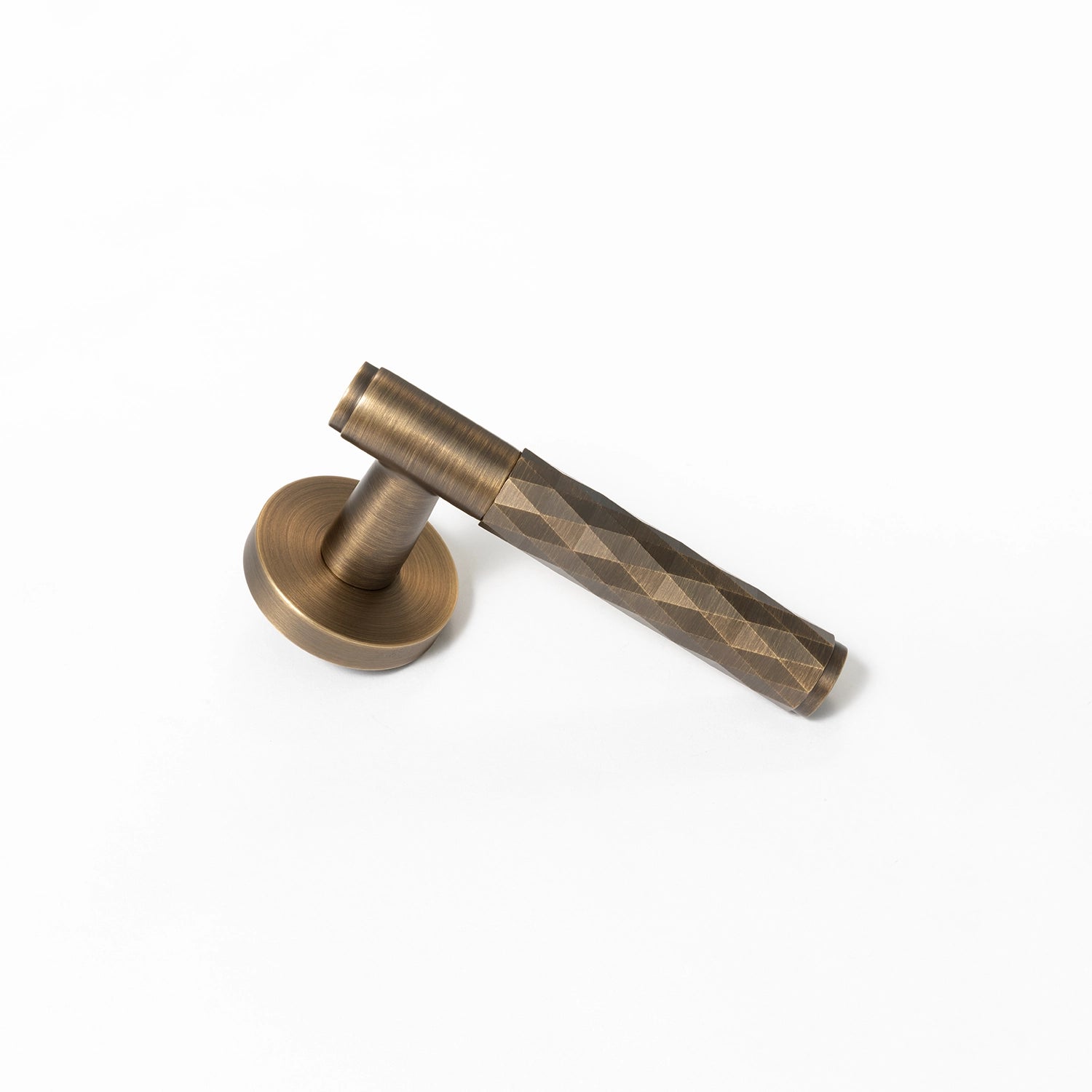 Internal door handle Fendal-01 in antique brass finish, showcasing the bottom angle with diamond pattern grip.