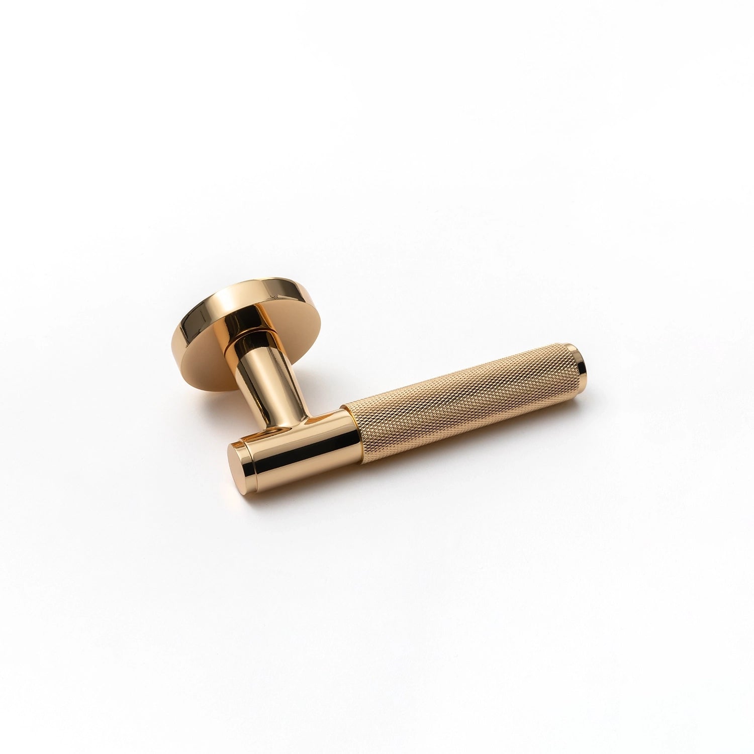 Svik-01 door handle in polished gold finish, featuring an extended knurled pattern grip for a modern industrial aesthetic. Positioned horizontally on a plain white background to highlight its intricate texture.