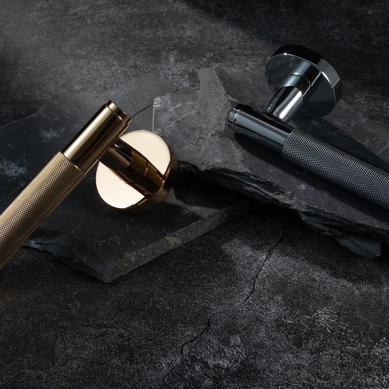 Svik-01 internal door handles with knurled pattern in polished gold and polished chrome finishes, displayed horizontally on layered slate stone background.