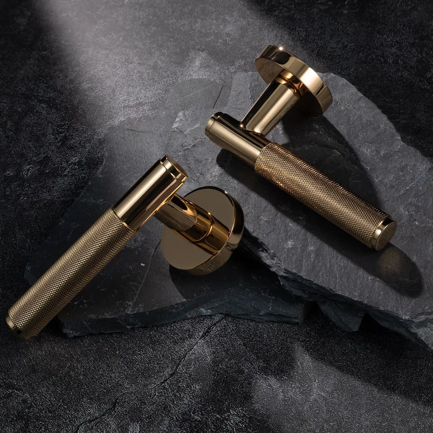 Svik-01 internal door handle with knurled pattern, featuring polished gold finish, displayed on layered slate stone background.