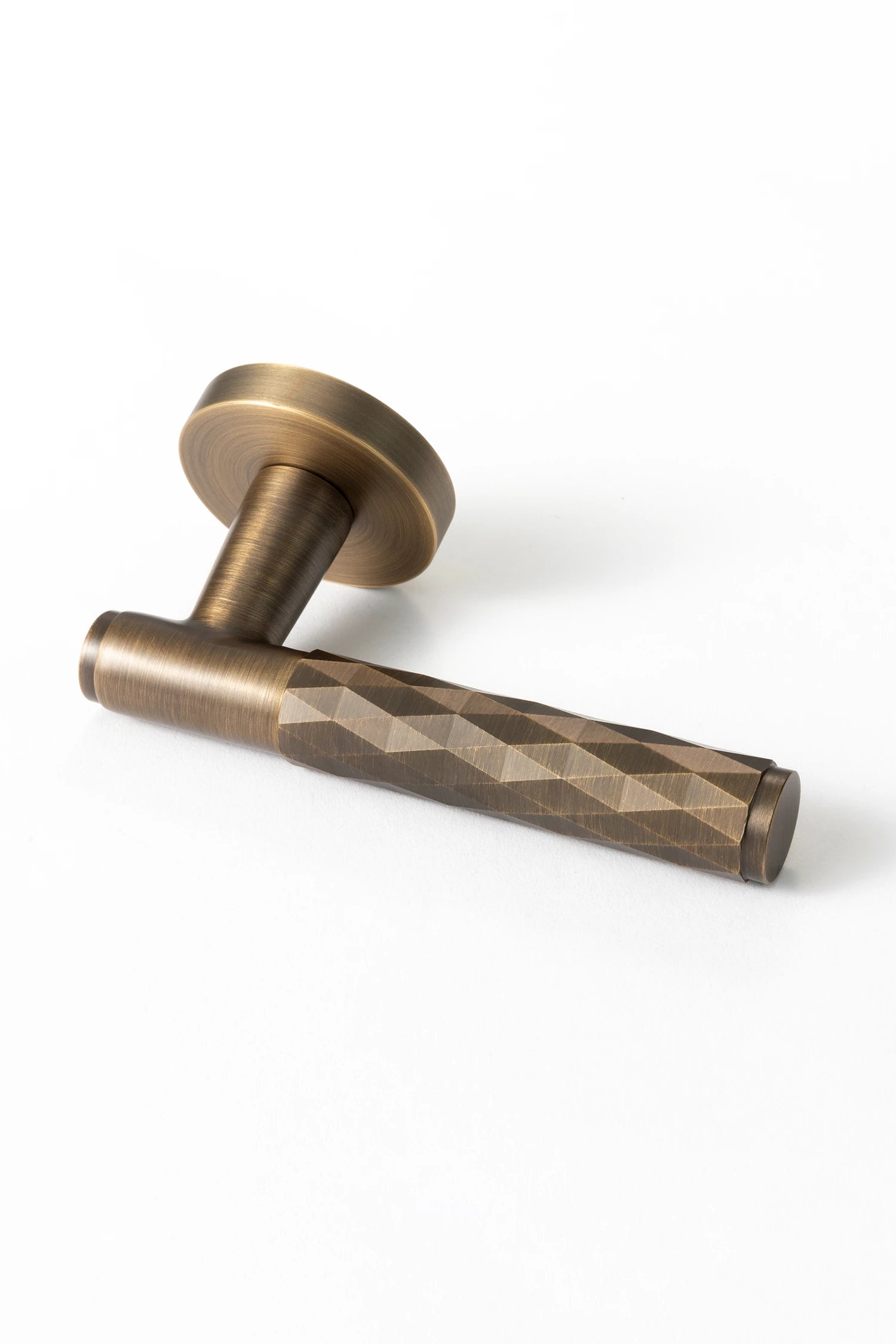 Internal door handle Fendal01 in antique brass finish, showcasing the front angle with diamond pattern grip.