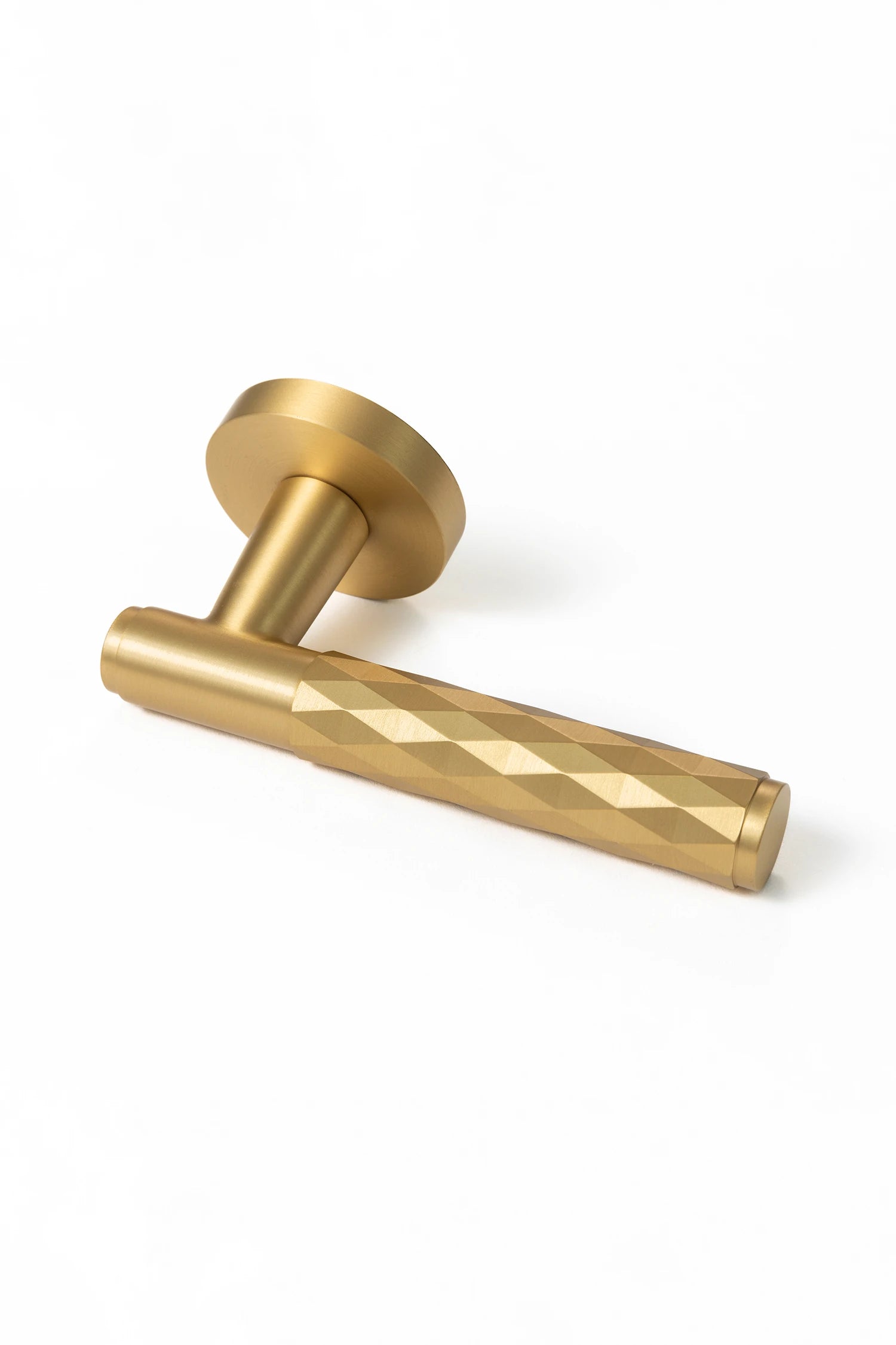 Internal door handle Fendal01 in satin brass finish, showcasing the front angle with diamond pattern grip.