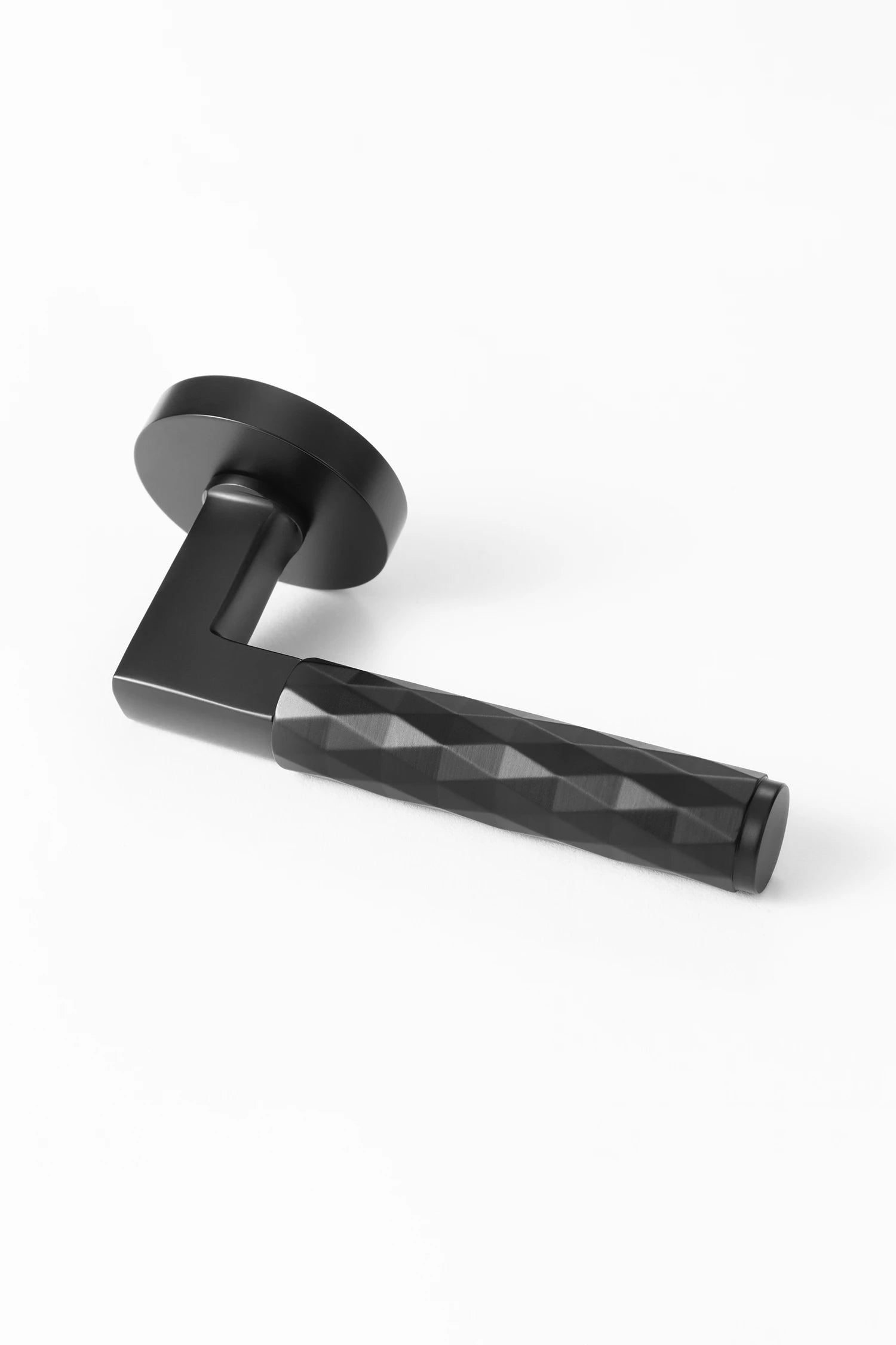 Internal door handle Fendal02 in black finish, showcasing the front angle with diamond pattern grip.