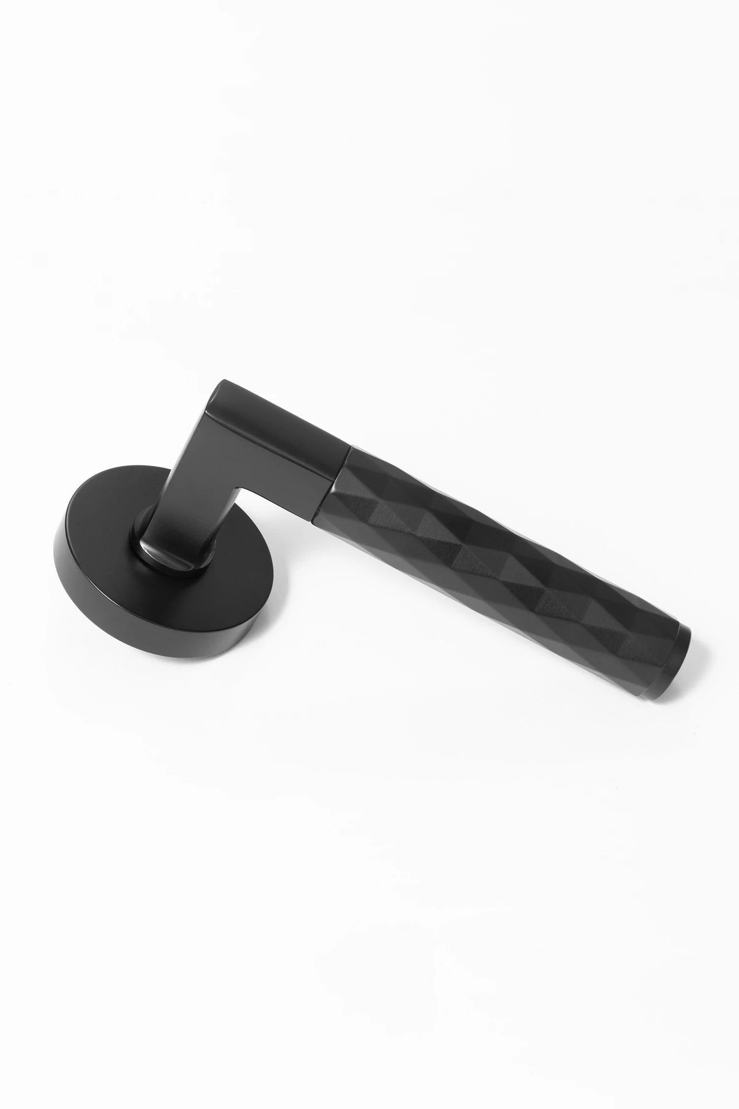 Internal door handle Fendal02 in black finish, showcasing the bottom angle with diamond pattern grip.