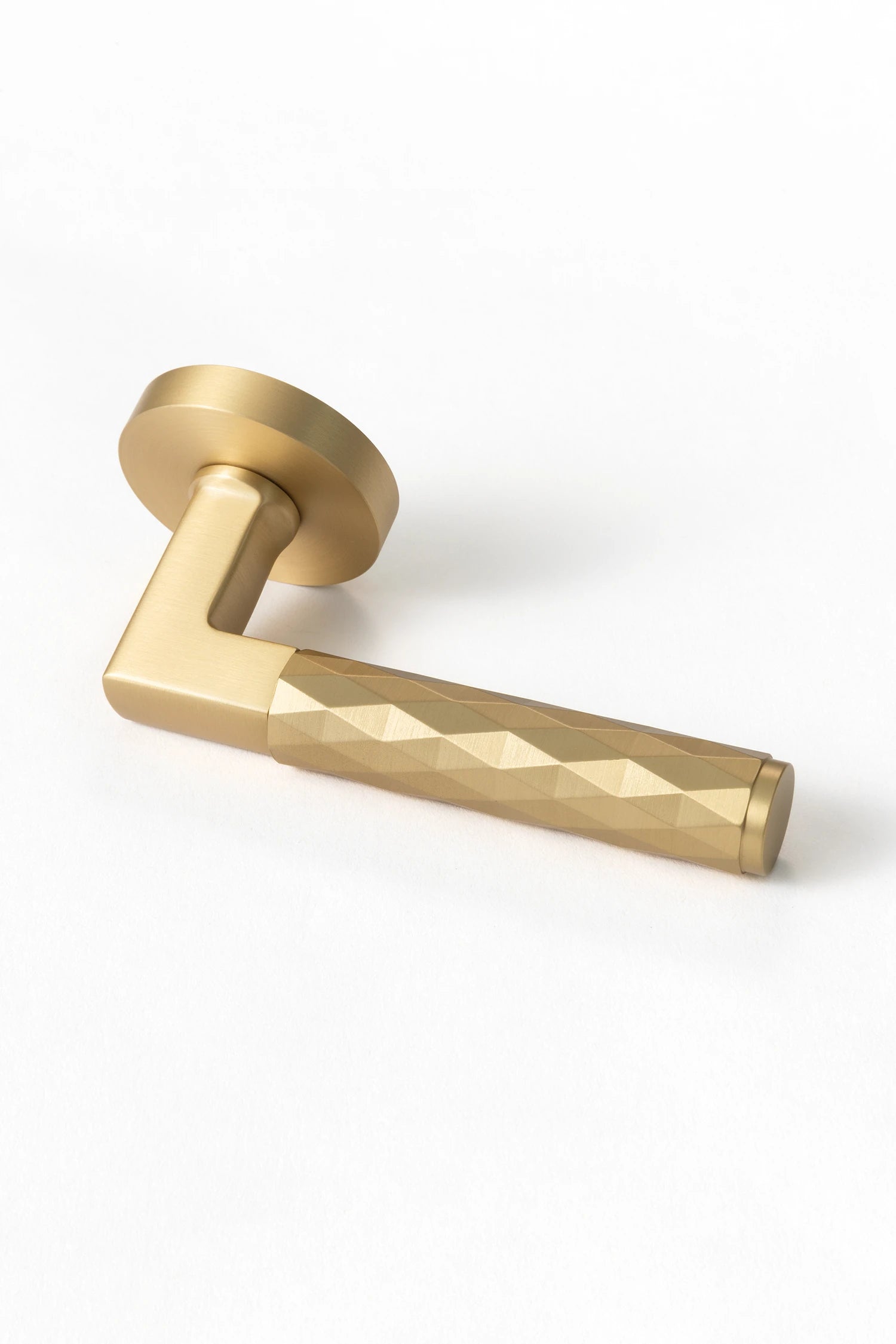 Internal door handle Fendal02 in satin brass finish, showcasing the front angle with diamond pattern grip.