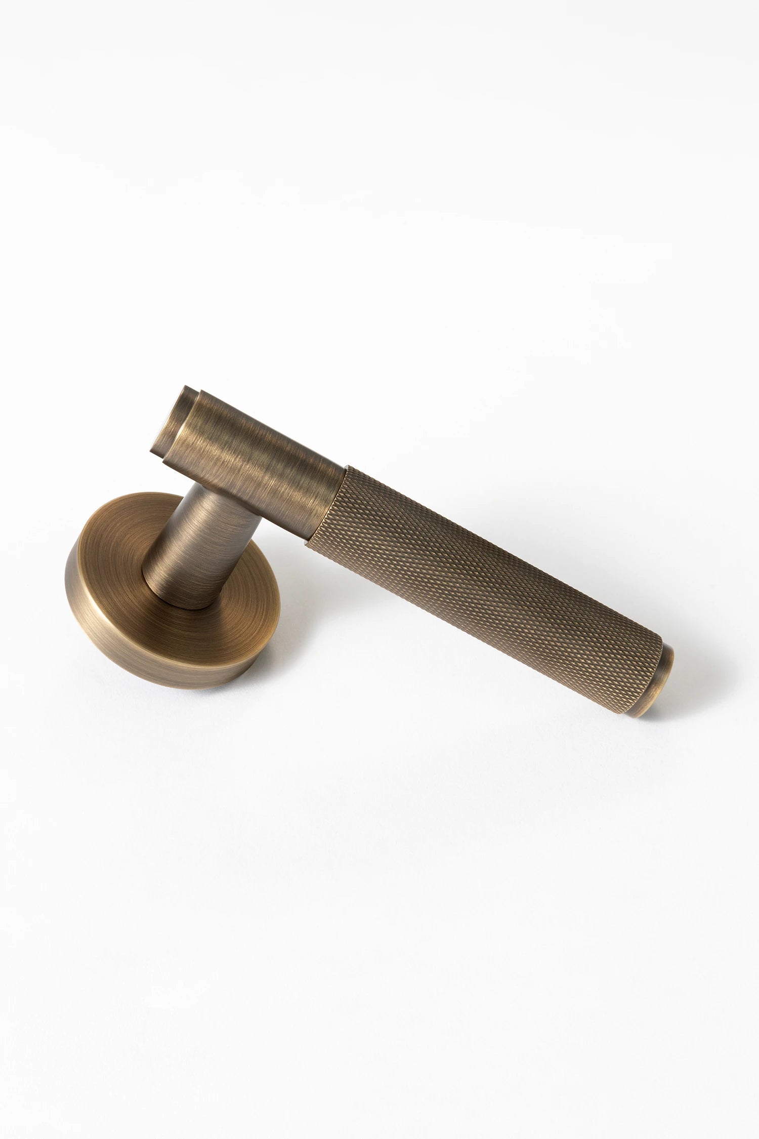 Svik #01 | Knurled Lever Door Handle | Antique Brass