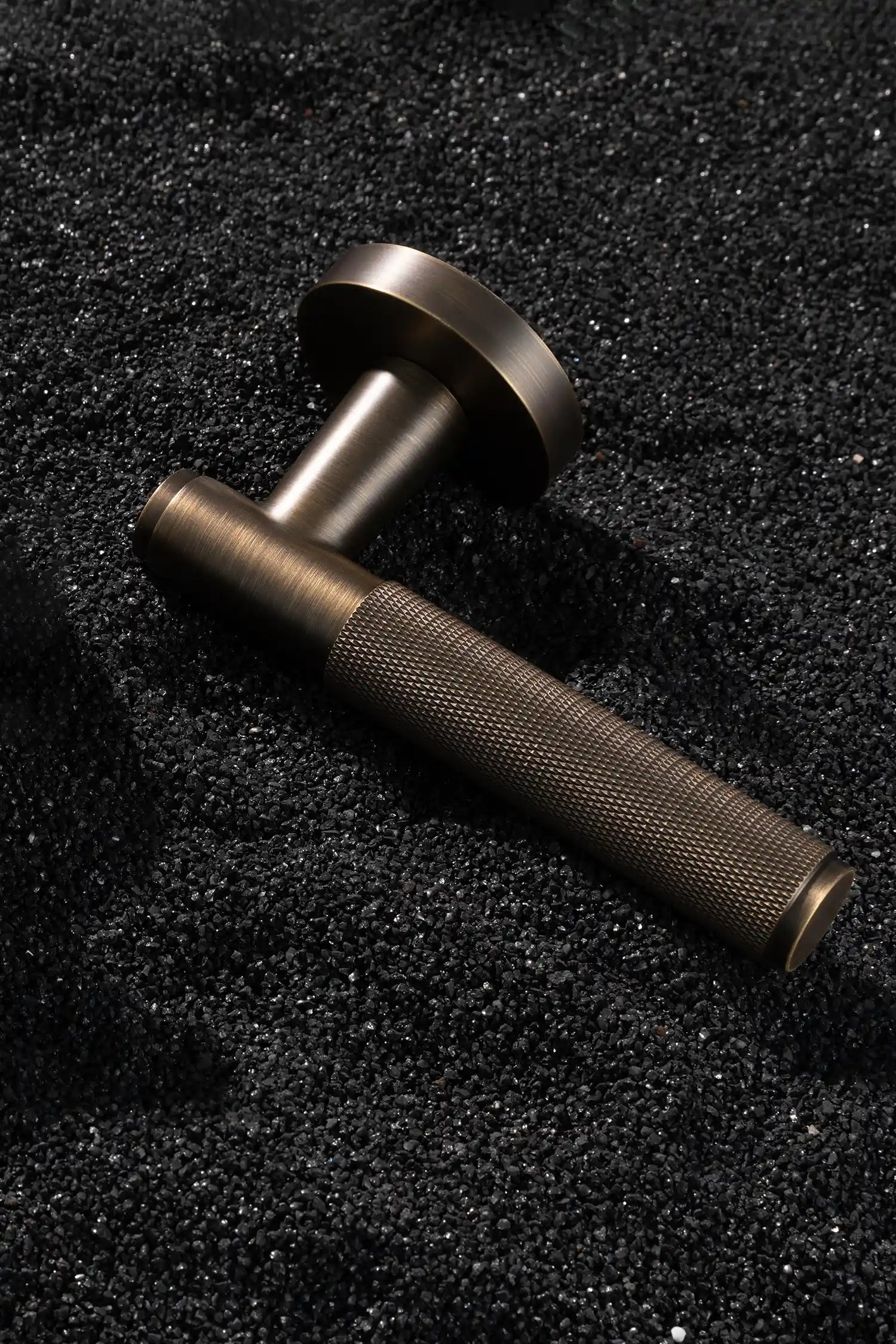 Svik #01 | Knurled Lever Door Handle | Antique Brass