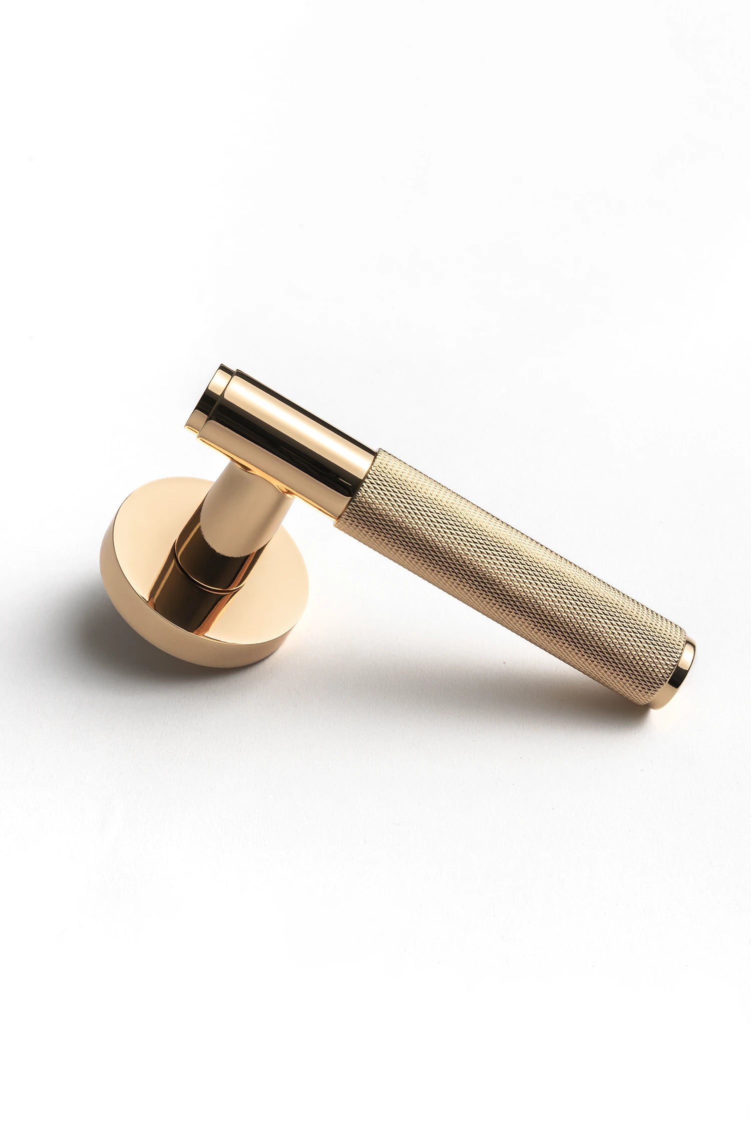 Svik #01 | Knurled Lever Door Handle | Polished Gold