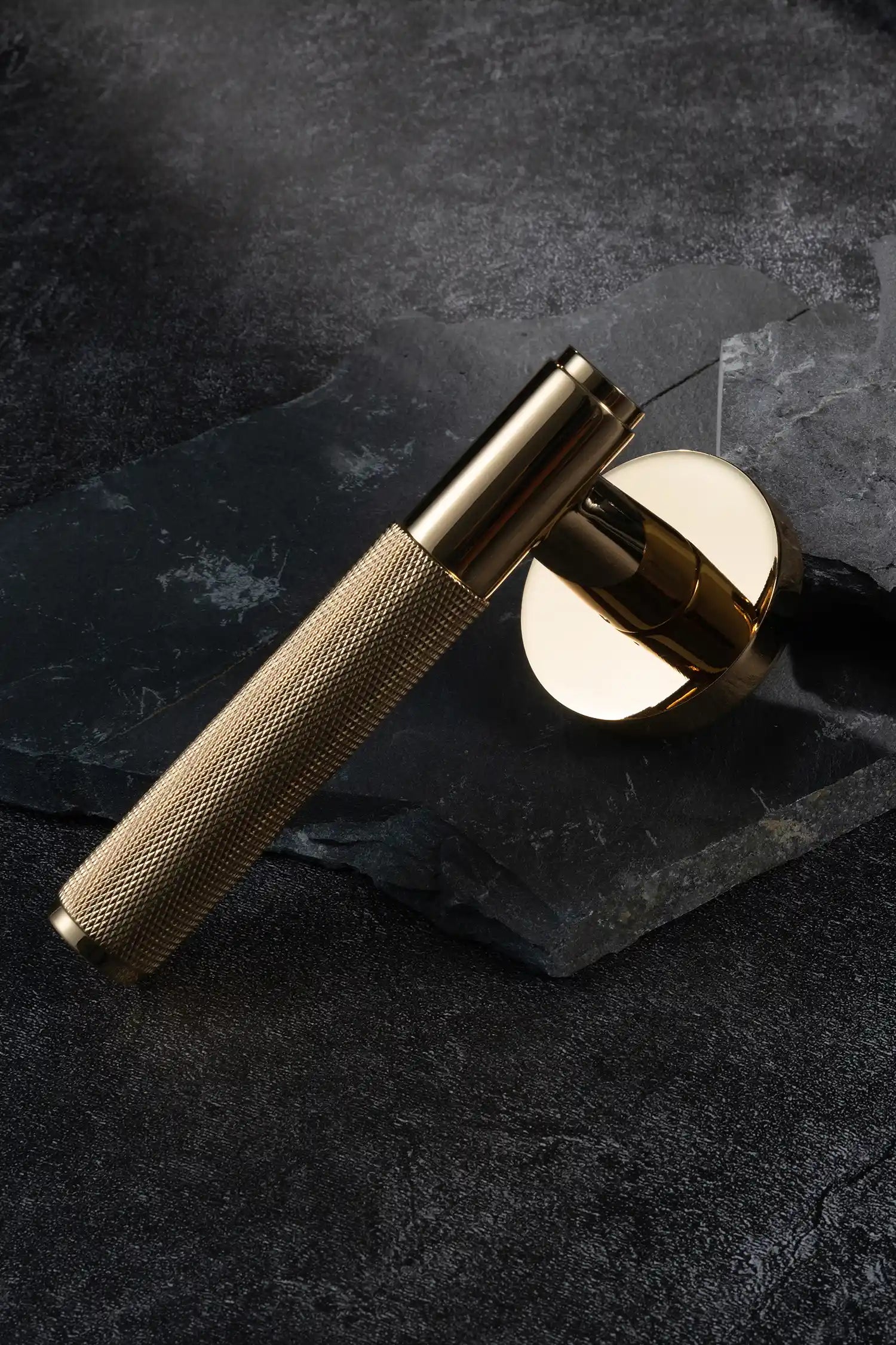 Svik #01 | Knurled Lever Door Handle | Polished Gold