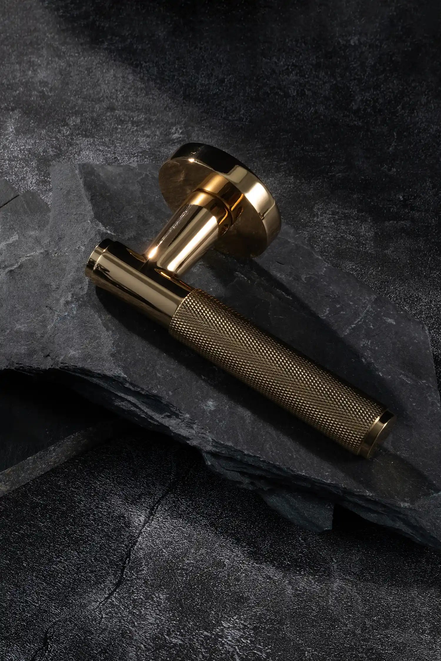 Svik #01 | Knurled Lever Door Handle | Polished Gold