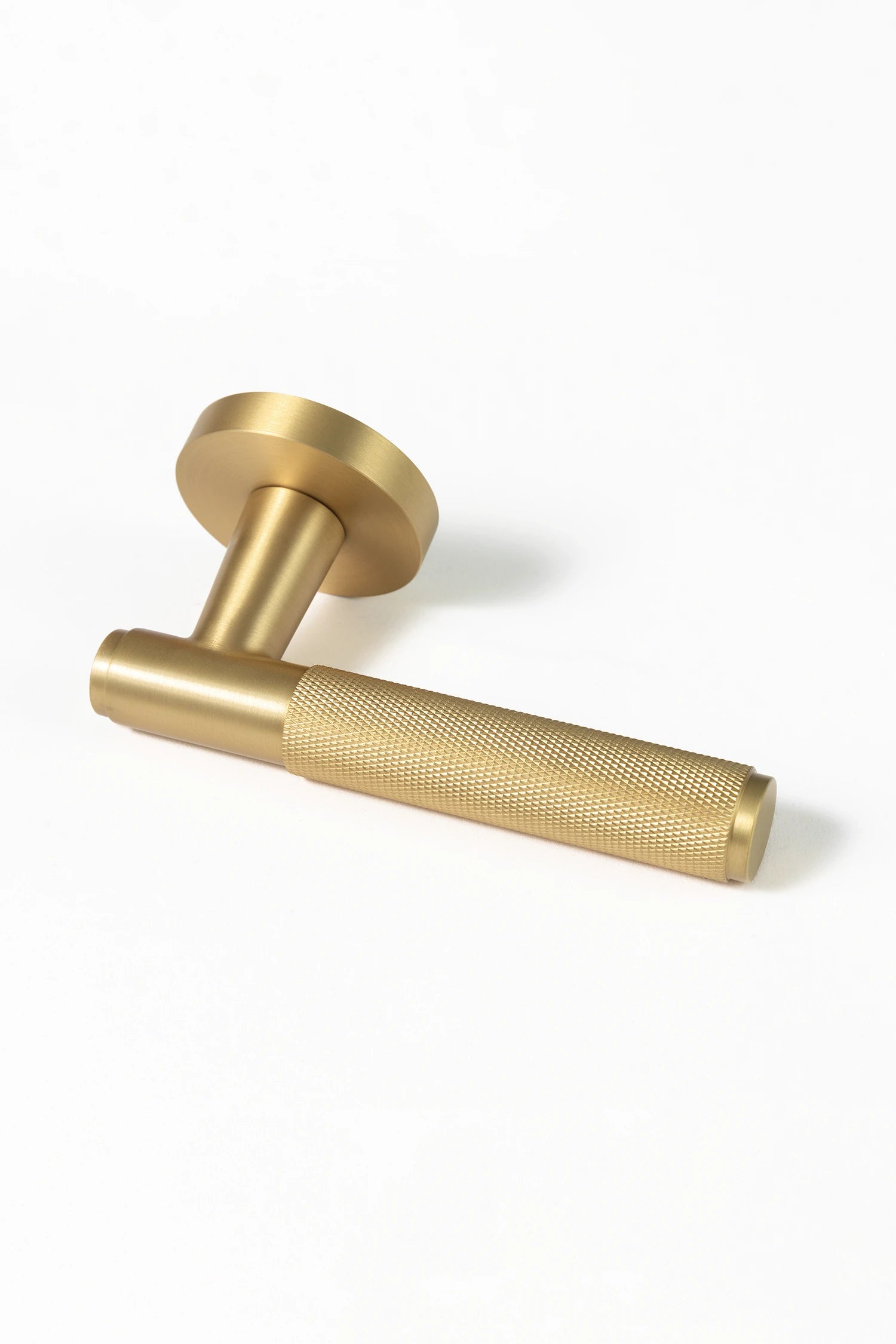 Svik #01 | Knurled Lever Door Handle | Satin Brass