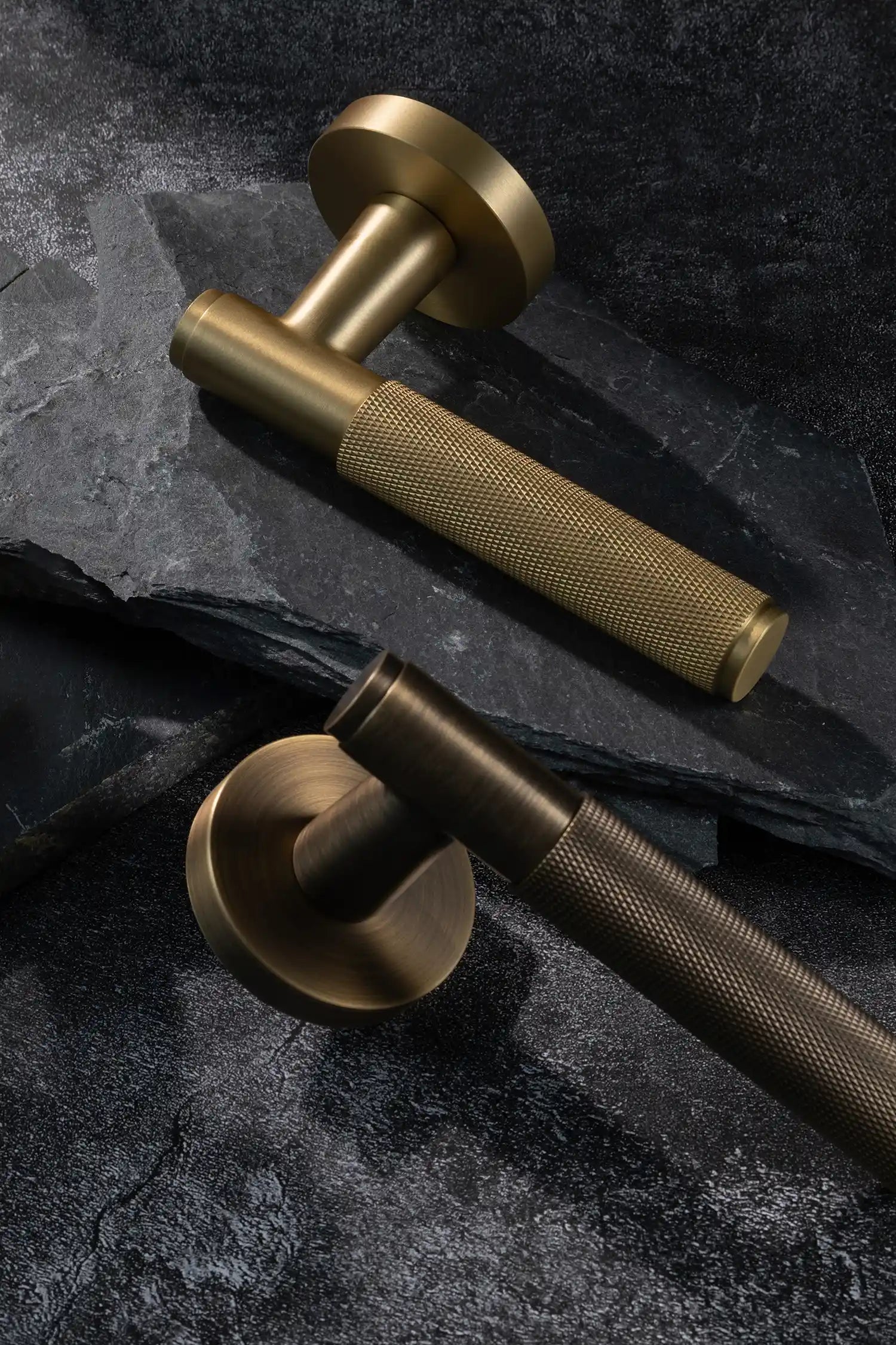 Svik #01 | Knurled Lever Door Handle | Satin Brass