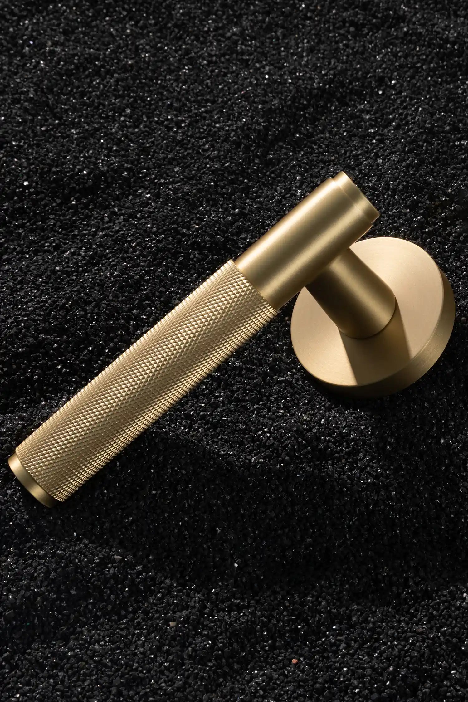 Svik #01 | Knurled Lever Door Handle | Satin Brass