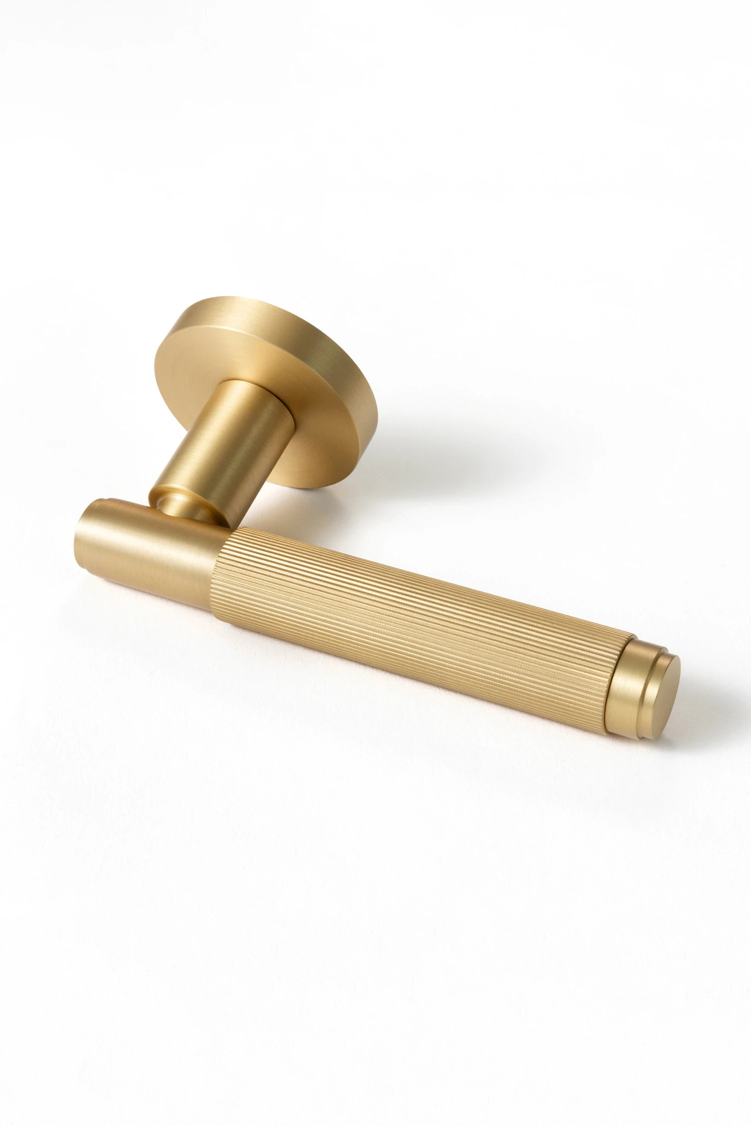 Svik #02 | Linear Knurled Lever Door Handle | Satin Brass